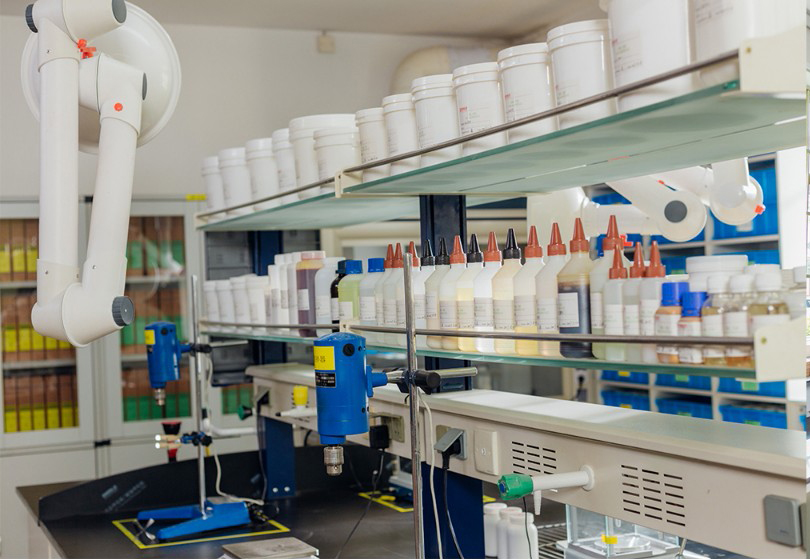 Quale è meglio, l'adesivo hot melt PUR o l'adesivo hot melt EVA?